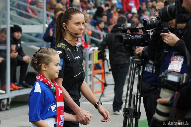 PAULINA BARANOWSKA- Zainteresowanie piłką nożną zaszczepił we mnie mój tata, który już jako małą dziewczynkę zabierał mnie na mecze. W wieku 18 lat, za namową koleżanki, która była już sędzią, rozpoczęłam kurs sędziowski i pasja ta trwa już 10 lat. Po dwóch latach zostałam wytypowana przez K-PZPN na egzaminy szczebla centralnego, które dały mi uprawnienia do sędziowania rozgrywek kobiecych na najwyższym szczeblu w kraju. Postanowiłam specjalizować się, ostatecznie, jako sędzia asystent.- Od kilku lat regularnie sędziuję rozgrywki II ligi męskiej u boku Sylwestra Rasmusa z Torunia, a ostatnio zostałam nominowana do prowadzenia meczów w I lidze, co jest dla mnie chyba największym do tej pory sukcesem.- Prowadzę także mecze za granicą. Do najbardziej prestiżowych mogę zaliczyć eliminacje do Mistrzostw Świata, czy 1/16 Ligi Mistrzyń. Dzięki temu zwiedziłam już kilkanaście krajów.