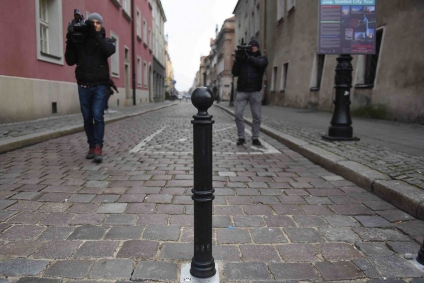 Na uliczkach doprowadzających do Starego Rynku trzy lata...