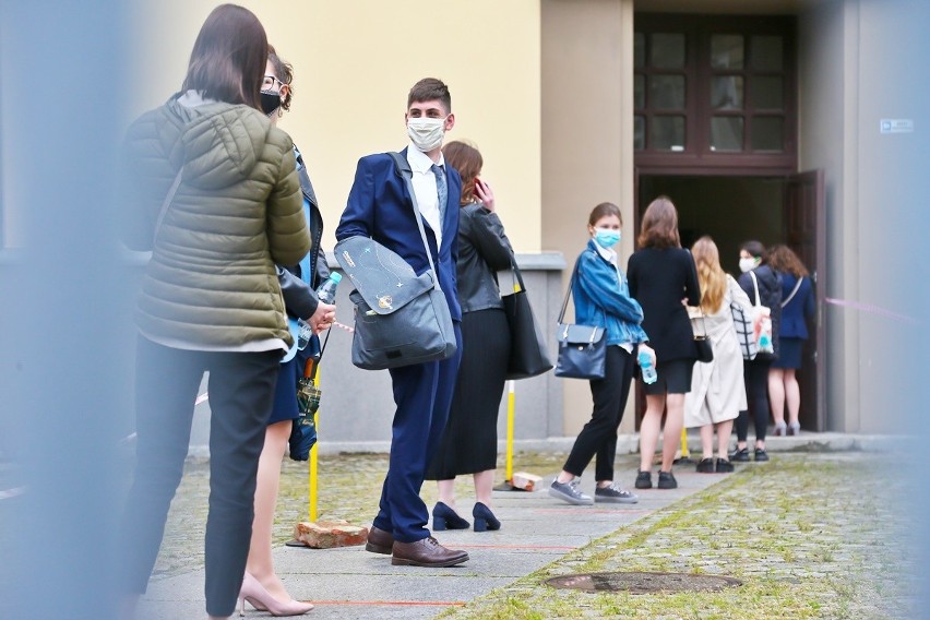 Matury 2020 we Wrocławiu. Tak wyglądają matury w czasach...