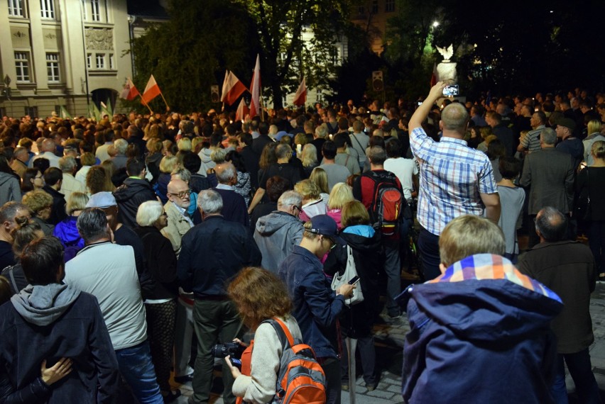 Kolejny "Łańcuch światła" w Lublinie. Protestowało około tysiąca osób [ZDJĘCIA]