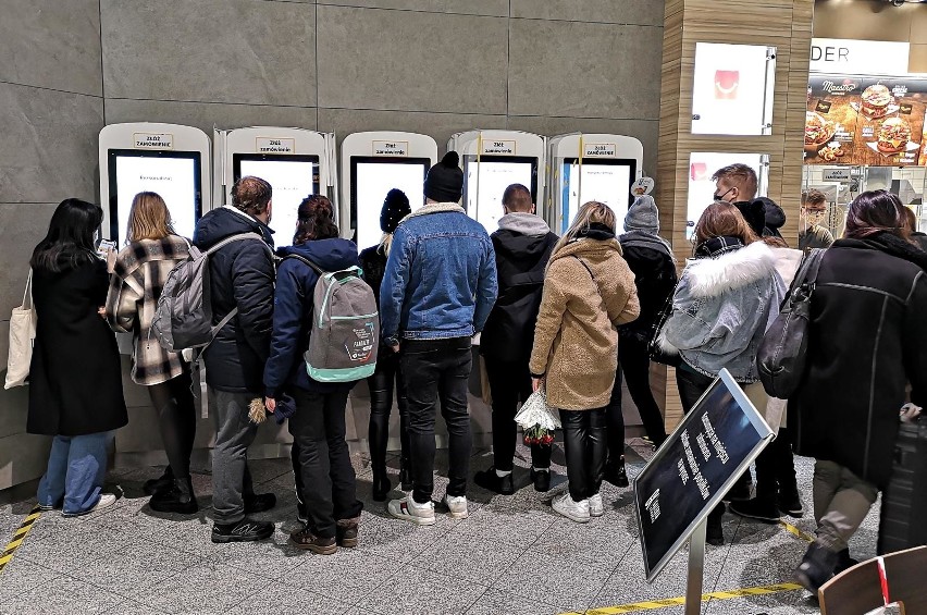 Kraków. Kuriozalnych sytuacji ciąg dalszy. Możesz kupić jedzenie, ale zjeść już nie [ZDJĘCIA]