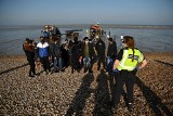 Migranci ryzykują życiem, by dostać  się do Wielkiej Brytanii. Przerzutem zajmują się gangi