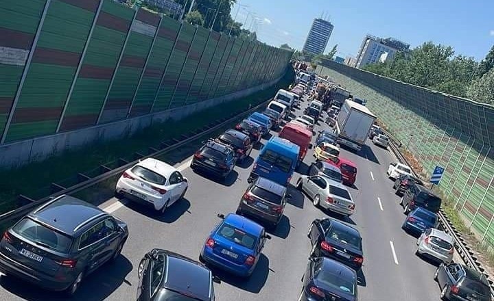 Wypadek na A4 w Katowicach w kierunku Wrocławia. Były spore utrudnienia w ruchu drogowym. Trasa już jest przejezdna