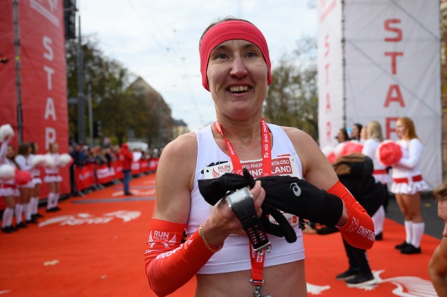 Zwyciężczyni Izabela Paszkiewicz na mecie biegu RunPoland w Poznaniu będącego jednocześnie mistrzostwami Polski kobiet na 10 km