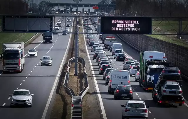 Korki przed bramkami poboru opłat na autostradzie A4 w pobliżu Wrocławia