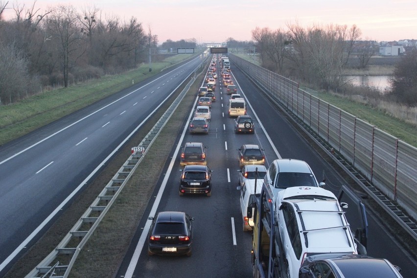 Korki przed bramkami poboru opłat na autostradzie A4 w...