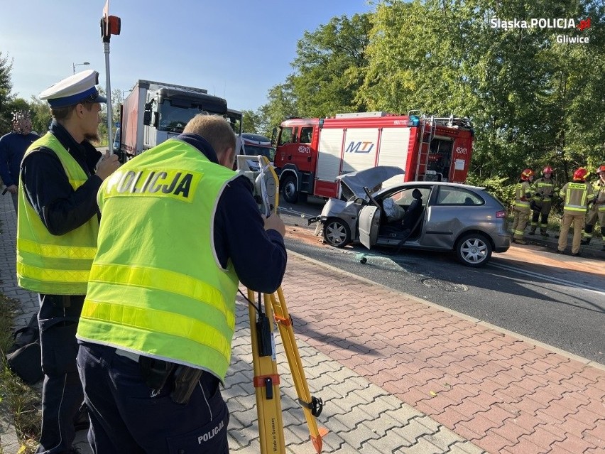 Okropny wypadek w Gliwicach. Osobówka czołowo uderzyła w TIR-a. Kierowca nieprzytomny