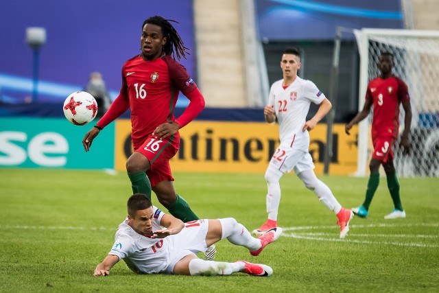 Renato Sanches mija leżącego Mijata Gacinovicia. Obok z nr 22 Srdjan Plavsić, z tyłu z nr 3 Edgar Ie.