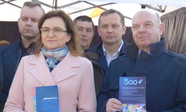 Wojewoda świętokrzyski Agata Wojtyszek gościła w środę przed południem w Busku-Zdroju, prezentując program rządowy "Nowa Piątka".