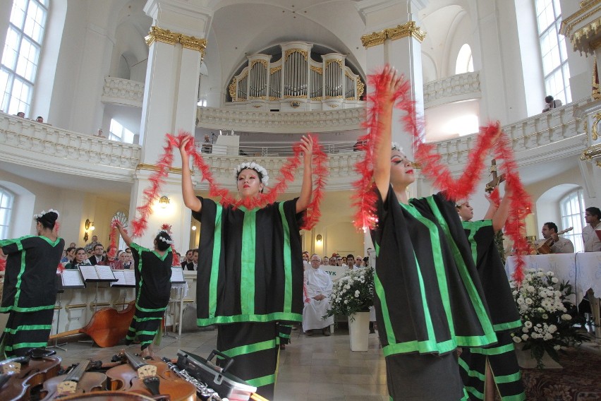 Tak w kościele tańczył meksykański zespół Tzontemoc