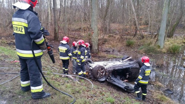 Mazda dachowała na podmokłym terenie