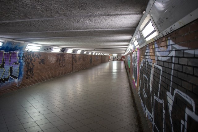 Przejście podziemne pod rondem Zagłębia Dąbrowskiego w Sosnowcu nie jest w najlepszym stanie. Na efekty remontu poczekamy ponad rok. Zobacz kolejne zdjęcia. Przesuwaj zdjęcia w prawo - naciśnij strzałkę lub przycisk NASTĘPNE