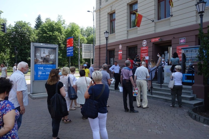 Petenci stali dziś przed wydziałami urzędu miast przy ul. Zachodniej 47 i al. Politechniki 32. A wszystko znowu przez wirusa.