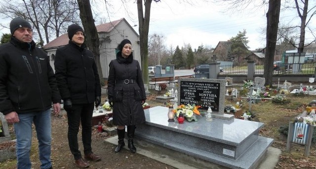 W podsumowaniu prac na Cmentarzu Komunalnym w Brzeszczach udział wzięli burmistrz Radosław Szot i reprezentująca Województwo Małopolskie Iwona Gibas, członek Zarządu Województwa, którzy uczcili także pamięć tutaj pochowanych