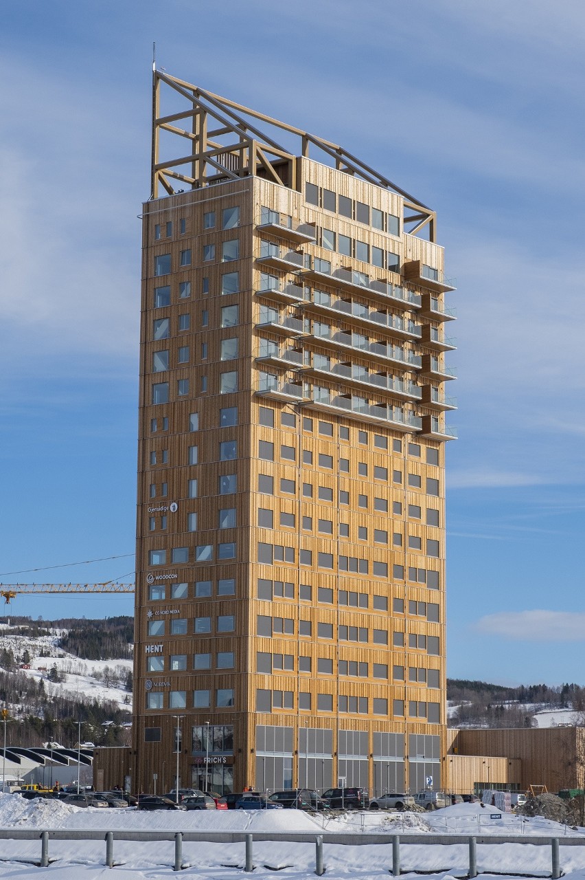 Mjøstårnet od tyłu. Ukończony w 2019 r. obiekt mieści w...
