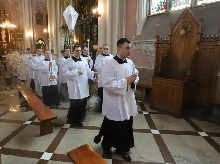 Msza Krzyżma Świętego w katedrze w Radomiu. Kilkuset księży z diecezji radomskiej odnowiło przyrzeczenia kapłańskie