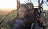 Janina Nazarczyk lata paralotnią nad Białymstokiem. Ma 92 lata