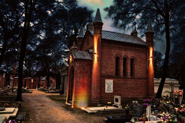 Podświetlenie kaplic, nagrobków i ogrodzenia cmentarza ma m.in. odstraszyć wandali