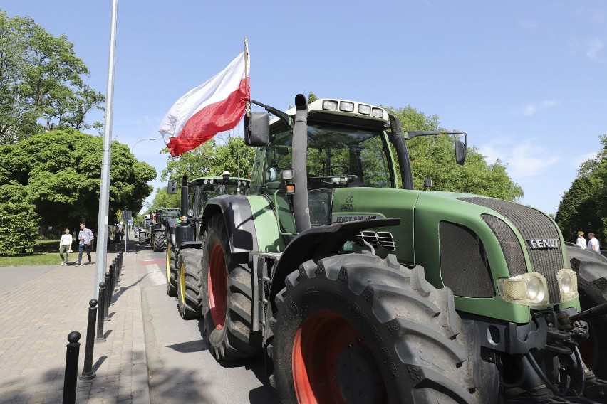 Białystok. Protest podlaskich rolników. Nowe znaki uniemożliwiły dojazd (zdjęcia,wideo)