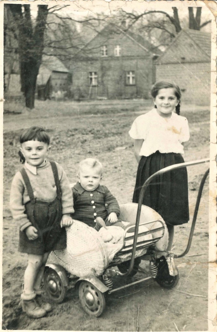 Dzieci z Bębła ze starym wózkiem na piaszczystej drodze...