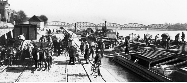 W marcu 1903 roku obudziła się Wisła. Z Kongresówki przypłynęły barki z kamieniami, zaś z magazynów portowych robotnicy zaczęli wyładowywać worki z cukrem, które po okazyjnej cenie można było wysłać wodą do Gdańska. Zdjęcie z lat międzywojennych, jednak 120 lat temu toruński port wyglądał tak samo.