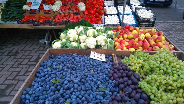 Ile kosztują warzywa i owoce na targowisku w Żarach