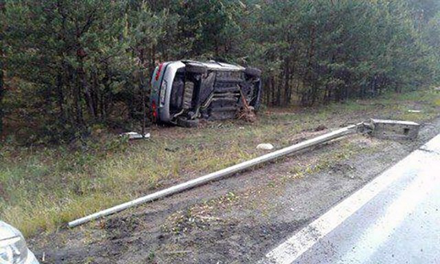 Do zdarzenia doszło w czwartek, 17 maja, z samego ranna na Trasie Północnej w Zielonej Górze. Kierujący laguną zderzył się z daewoo kia. Oba auta wypadły z drogi.   Oba auta jechały w tym samym kierunku. Do zderzenia doszło na zwężeniu Trasy Północnej,  najprawdopodobniej podczas zmiany pasa ruchu. Oba auta po zderzeniu wypadły z drogi. Kia w dodatku uderzyła w lampę, ścinając ją.Na szczęści nikomu nic się nie stało. Samochody zostały już zabrane z miejsca zdarzenia. Na trasie nie ma już utrudnień w ruchu.Zobacz też: Co jest główną przyczyną wypadków na polskich drogach?wideo:Dzień Dobry TVN/x-news