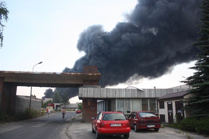 Pożar hali papierniczej w Zawierciu. Potężny słup czarnego...