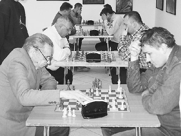Zygmunt Klafczyński (z lewej) otrzymał  specjalny medal dla najstarszego i najbardziej  zasłużonego szachisty z Brodnicy. Partia  szachów z tym zawodnikiem była niezwykłym  doświadczeniem dla każdego - nawet dużo  młodszego gracza. Mogli się wiele nauczyć od  mistrza.