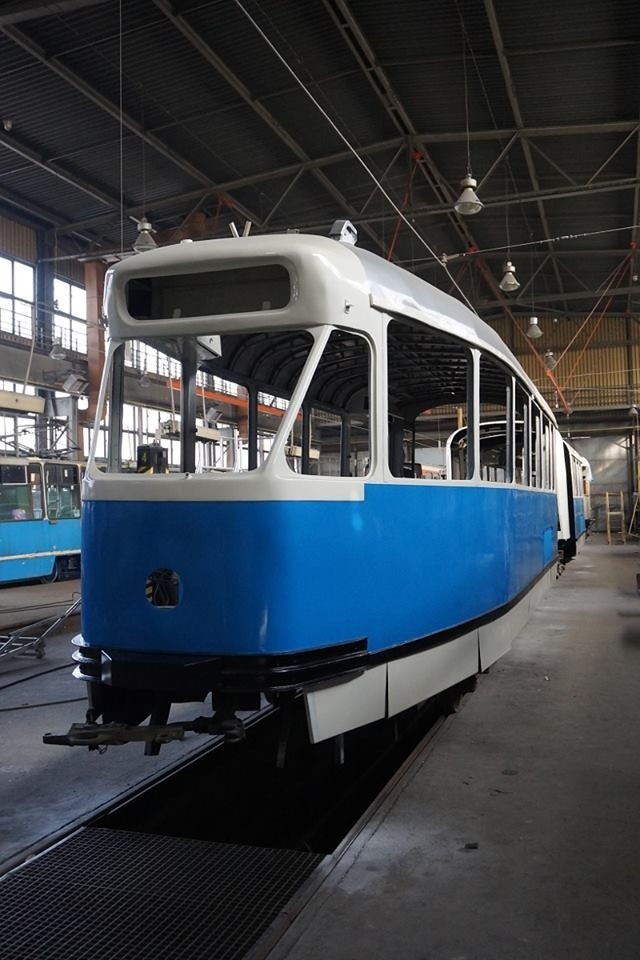 Wrocław: Trwa remont zabytkowego tramwaju (ZDJĘCIA)