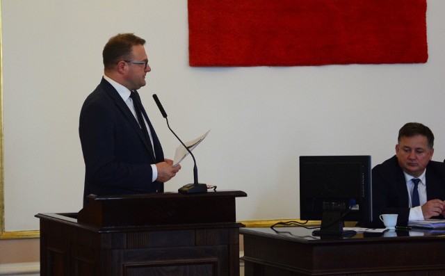 W poniedziałek prezydent Radomia Radosław Witkowski dowie się, czy miejscy radni obetną jego pensję o 20 procent.