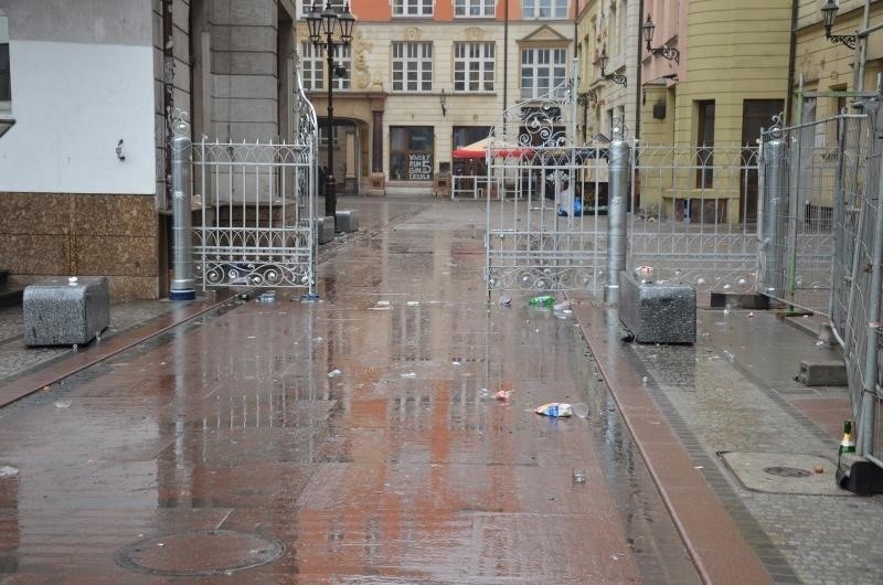 Sprzątali po sylwestrowej zabawie. Rynek czysty. Śmieci zalegały wokół (ZDJĘCIA)