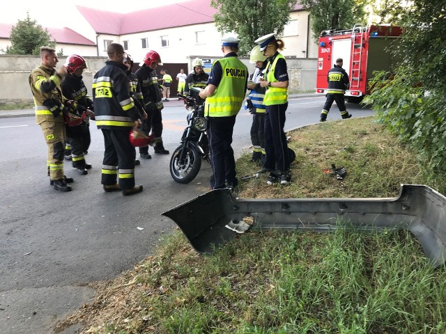 Do wypadku na ulicy Popiełuszki doszło o godz. 19.00.Kierująca volvo 37-latka z Opola nie ustąpiła pierwszeństwa dla nadjeżdżającego motocyklisty w wyniku czego doszło do wypadku.21-latek z Krapkowic jadący motocyklem został zabrany do szpitala. Jak się okazało, nie miał uprawnień do prowadzenia pojazdu i zostanie ukarany mandatem.