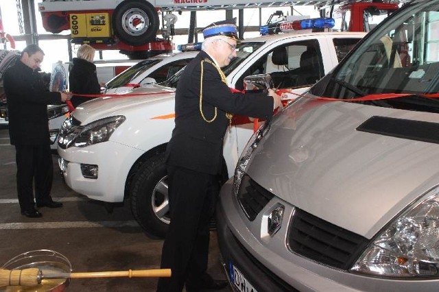 Nowoczesne samochody zostały uroczyście przekazane strażakom, z udziałem władz powiatu i gmin.