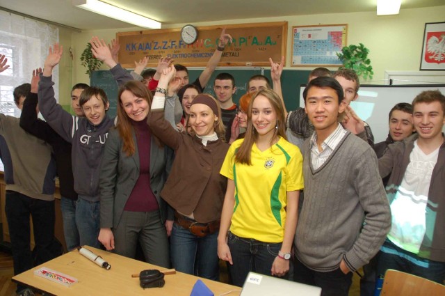Wspólne zdjęcie grupy licealistów "Slowackiego&#8221; z gośćmi zza granicy. Od prawej w pierwszym rzędzie: Eric Liu z Chin, Denise Forini z Brazylii, nauczycielki Magdalena Dygała i Adriana Kamienik.
