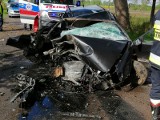 Tragiczny wypadek koło Barwic. Passat uderzył w drzewo. Zginął 33-latek 