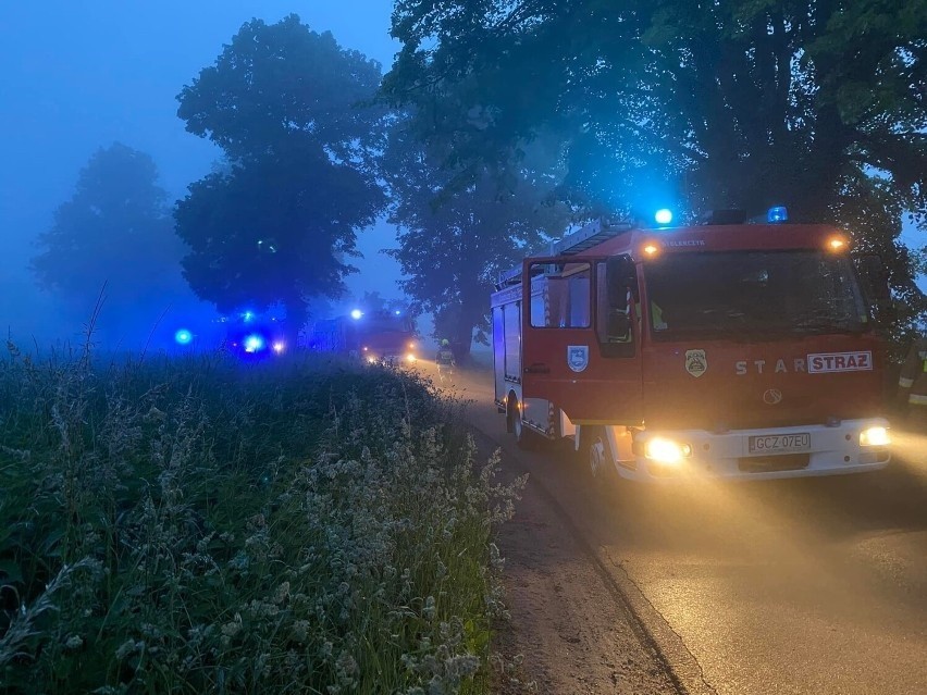 Niebezpieczny wypadek w gminie Człuchów. Bus wypadł z drogi i uderzył w drzewo 8.06.2022 r.