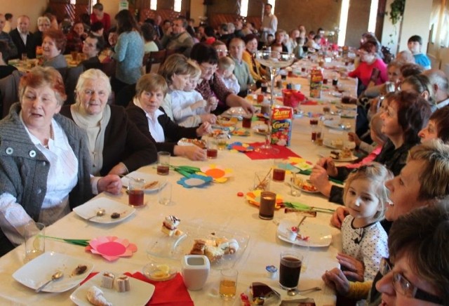 Obchody Dnia Seniora w secemińskim Domu Weselnym. Na imprezie bawiły się cztery pokolenia mieszkańców gminy.