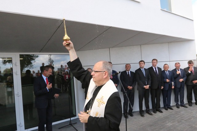 Na uroczystości otwarcia centrum nie zabrakło polityków i samorządowców, a budynek poświęcił biskup Andrzej Czaja.