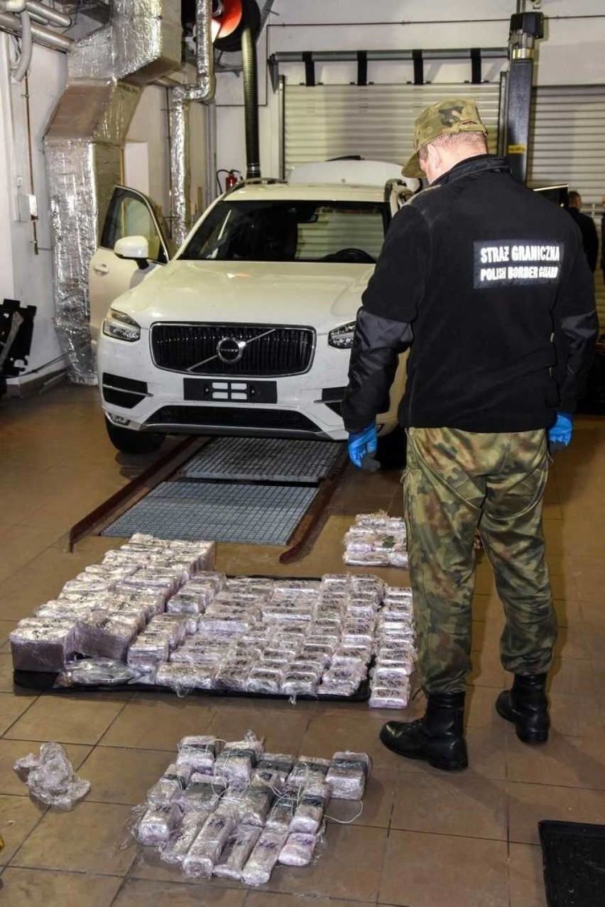 Haszysz wart 10 mln złotych był ukryty w dwóch samochodach