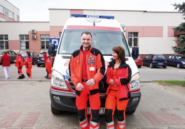Nowa karetka jest &#8222;uzbrojona po zęby&#8221; &#8211; zachwala wyposażenie ambulansu lek. med. Mikołaj Czajkowski, zastępca dyrektora łomżyńskiego pogotowia do spraw lecznictwa