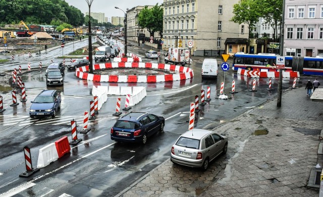 Drogowcy wprowadzili tymczasowy ruch na Kujawskiej,  Wojska  Polskiego, Solskiego, Bernardyńskiej i Toruńskiej. Miasto stanęło w  korkach...