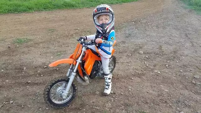Łucja Połata, sześciolatka z Pietrzykowic, znakomicie radzi sobie na motorze crossowym