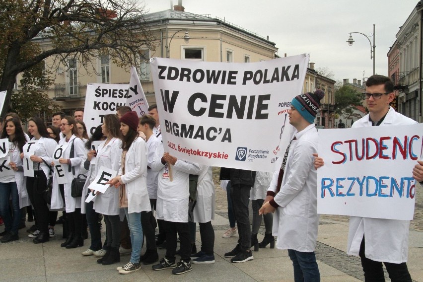 Lekarze rezydenci i studenci protestowali w Kielcach