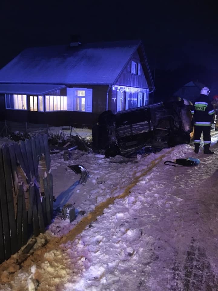 Wypadek w Broku. Auto wjechało w płot i dachowało. 21.1.2021. Zdjęcia