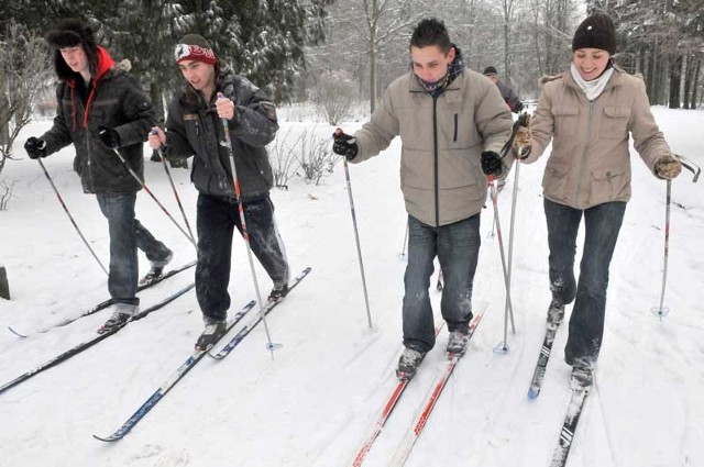 Najbardziej odporni na mróz i wysiłek uczniowie klasy IIa Technikum Technologii Drewna biegają na nartach po parku pod opieką wuefisty Wiesława Ciepielewskiego