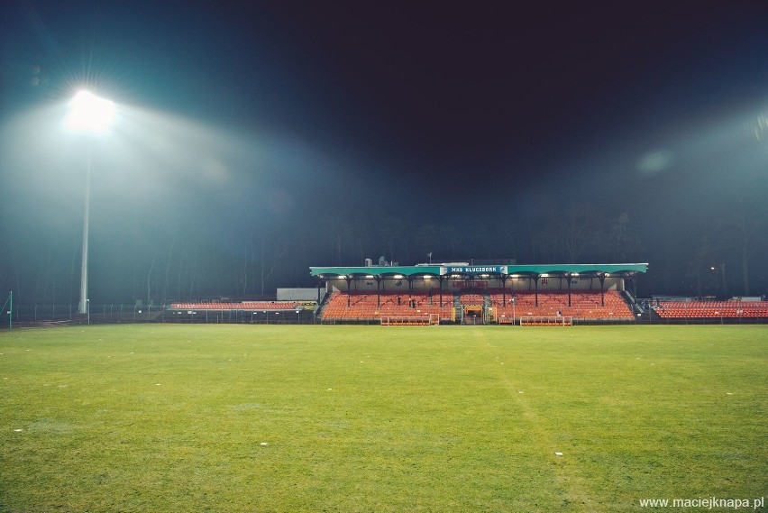 Tak świecą nowe jupitery na stadionie MKS-u Kluczbork.