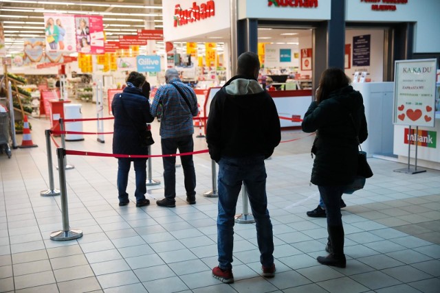 Sieć Auchan wprowadziła nową usługę, dostępną w hipermarketach. Można on-line zamówić jedną z sześciu paczek z artykułami spożywczymi i przemysłowymi i odebrać ją w specjalnym punkcie na parkingu albo w sklepie.Zobacz kolejne zdjęcia. Przesuwaj zdjęcia w prawo - naciśnij strzałkę lub przycisk NASTĘPNE