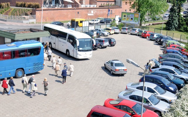Parking przy Bulwarze ma dla Torunia strategiczne znaczenie, ponieważ w zasadzie jest jedynym miejscem, w którym mogą się zatrzymywać autobusy wycieczkowe