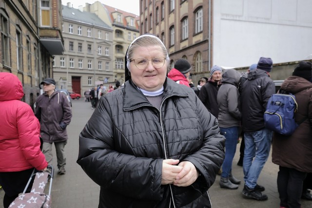 Siostra Józefa Krupa ze zgromadzenia Sióstr św. Elżbiety, razem z innymi siostrami przy współpracy z Caritas Archidiecezji Poznańskiej od lat organizuje śniadanie wielkanocne dla osób w kryzysie bezdomności i ubogich.